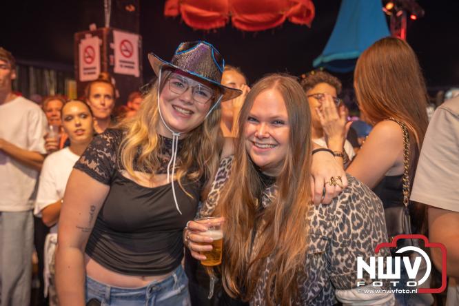 Een zee van muziek en gezelligheid tijdens het Mega Piraten Festijn in Oldebroek. - &copy; NWVFoto.nl