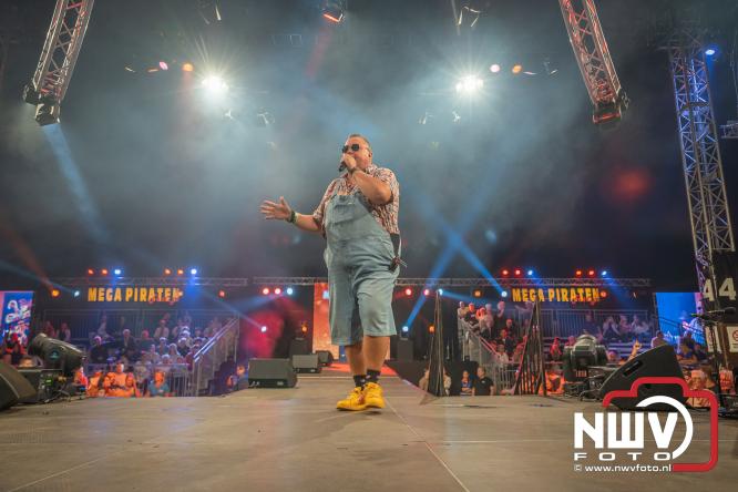 Een zee van muziek en gezelligheid tijdens het Mega Piraten Festijn in Oldebroek. - &copy; NWVFoto.nl