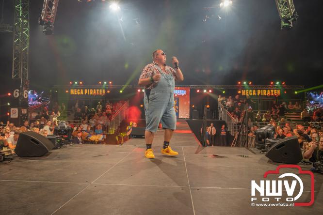 Een zee van muziek en gezelligheid tijdens het Mega Piraten Festijn in Oldebroek. - &copy; NWVFoto.nl