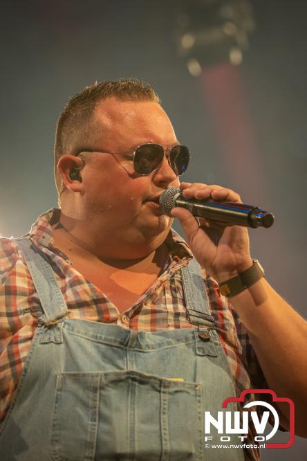 Een zee van muziek en gezelligheid tijdens het Mega Piraten Festijn in Oldebroek. - &copy; NWVFoto.nl