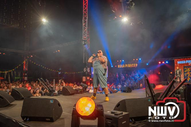 Een zee van muziek en gezelligheid tijdens het Mega Piraten Festijn in Oldebroek. - &copy; NWVFoto.nl