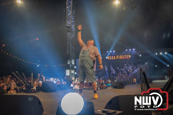 Een zee van muziek en gezelligheid tijdens het Mega Piraten Festijn in Oldebroek. - &copy; NWVFoto.nl