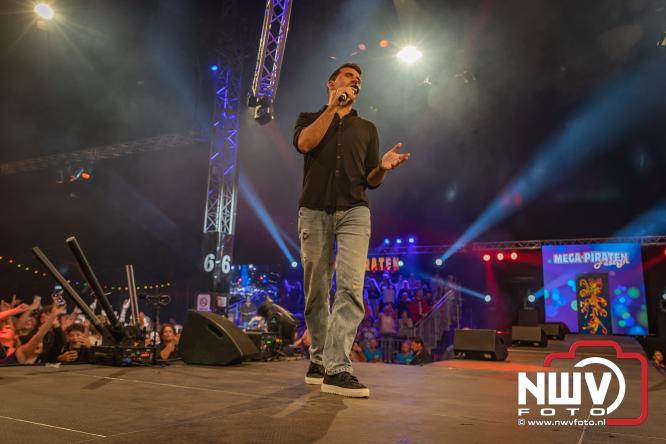 Een zee van muziek en gezelligheid tijdens het Mega Piraten Festijn in Oldebroek. - &copy; NWVFoto.nl