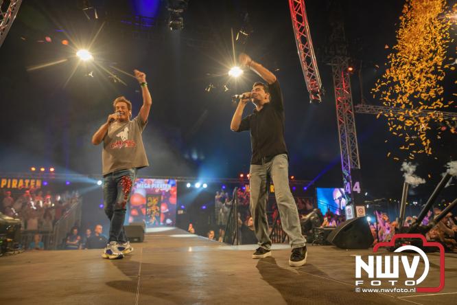 Een zee van muziek en gezelligheid tijdens het Mega Piraten Festijn in Oldebroek. - &copy; NWVFoto.nl