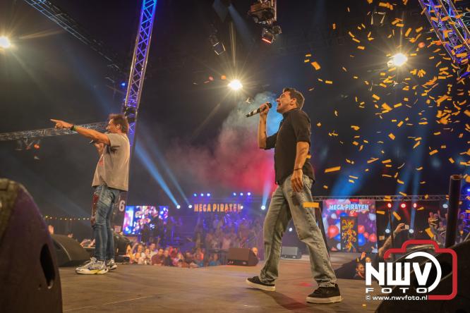 Een zee van muziek en gezelligheid tijdens het Mega Piraten Festijn in Oldebroek. - &copy; NWVFoto.nl