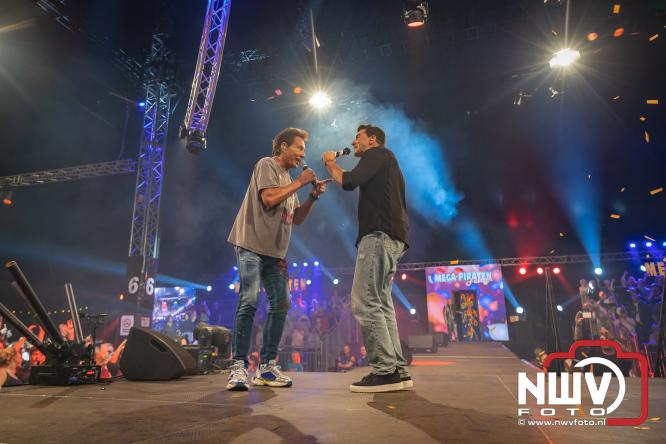 Een zee van muziek en gezelligheid tijdens het Mega Piraten Festijn in Oldebroek. - &copy; NWVFoto.nl