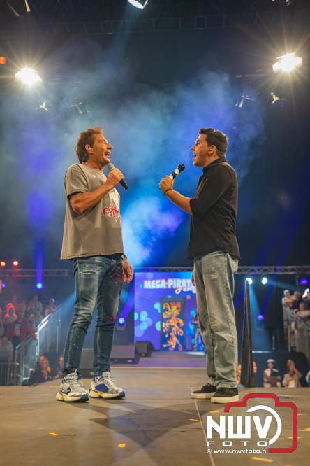 Een zee van muziek en gezelligheid tijdens het Mega Piraten Festijn in Oldebroek. - &copy; NWVFoto.nl