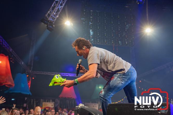 Een zee van muziek en gezelligheid tijdens het Mega Piraten Festijn in Oldebroek. - &copy; NWVFoto.nl