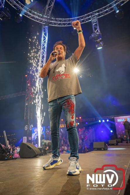 Een zee van muziek en gezelligheid tijdens het Mega Piraten Festijn in Oldebroek. - &copy; NWVFoto.nl
