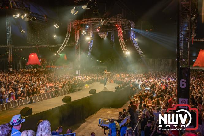 Een zee van muziek en gezelligheid tijdens het Mega Piraten Festijn in Oldebroek. - &copy; NWVFoto.nl