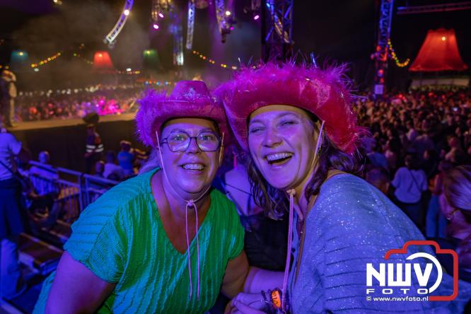 Een zee van muziek en gezelligheid tijdens het Mega Piraten Festijn in Oldebroek. - &copy; NWVFoto.nl