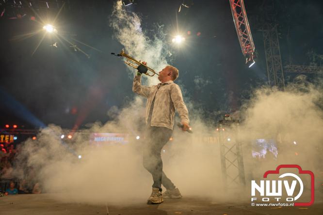 Een zee van muziek en gezelligheid tijdens het Mega Piraten Festijn in Oldebroek. - &copy; NWVFoto.nl