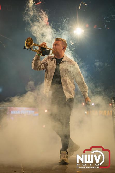 Een zee van muziek en gezelligheid tijdens het Mega Piraten Festijn in Oldebroek. - &copy; NWVFoto.nl