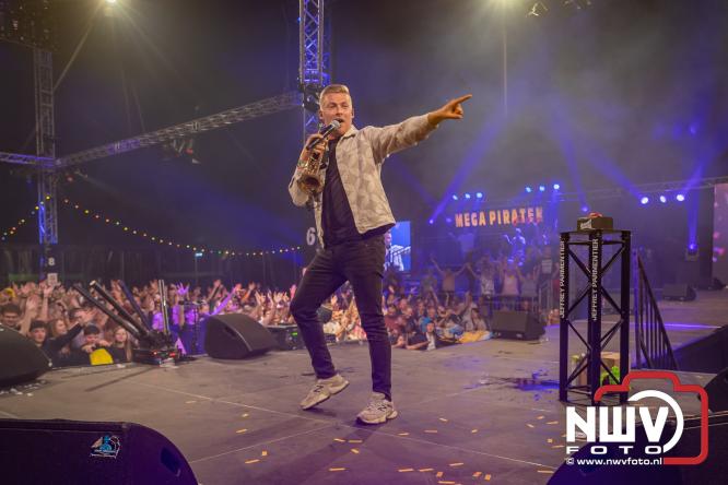 Een zee van muziek en gezelligheid tijdens het Mega Piraten Festijn in Oldebroek. - &copy; NWVFoto.nl