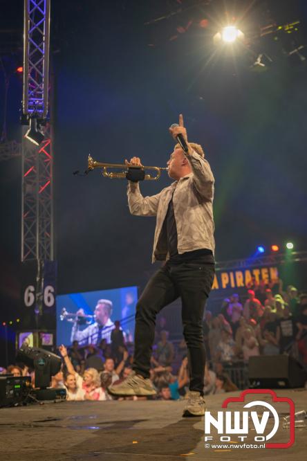Een zee van muziek en gezelligheid tijdens het Mega Piraten Festijn in Oldebroek. - &copy; NWVFoto.nl