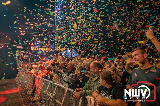 Een zee van muziek en gezelligheid tijdens het Mega Piraten Festijn in Oldebroek. - &copy; NWVFoto.nl
