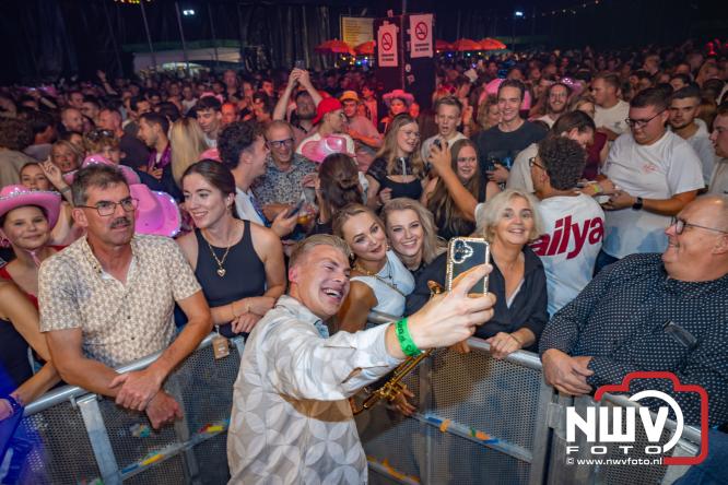 Een zee van muziek en gezelligheid tijdens het Mega Piraten Festijn in Oldebroek. - &copy; NWVFoto.nl