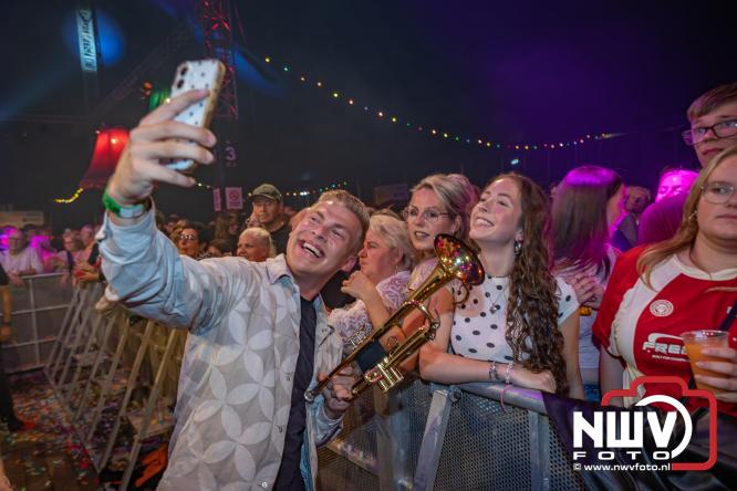 Een zee van muziek en gezelligheid tijdens het Mega Piraten Festijn in Oldebroek. - &copy; NWVFoto.nl