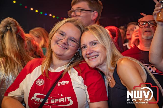 Een zee van muziek en gezelligheid tijdens het Mega Piraten Festijn in Oldebroek. - &copy; NWVFoto.nl