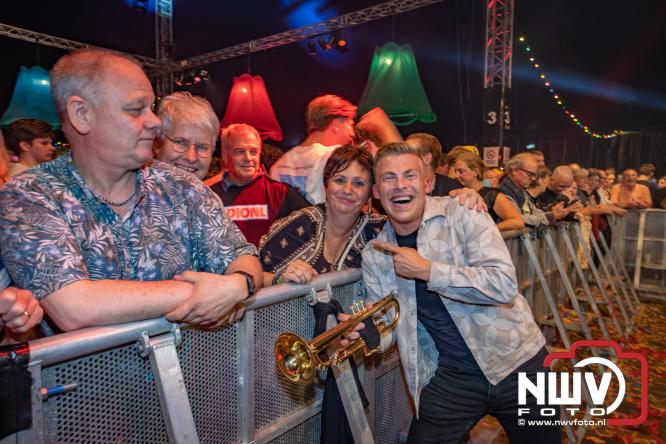 Een zee van muziek en gezelligheid tijdens het Mega Piraten Festijn in Oldebroek. - &copy; NWVFoto.nl
