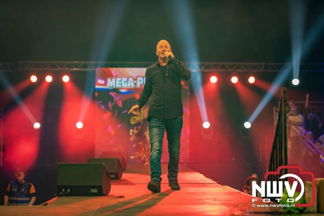 Een zee van muziek en gezelligheid tijdens het Mega Piraten Festijn in Oldebroek. - &copy; NWVFoto.nl