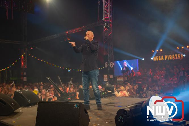 Een zee van muziek en gezelligheid tijdens het Mega Piraten Festijn in Oldebroek. - &copy; NWVFoto.nl