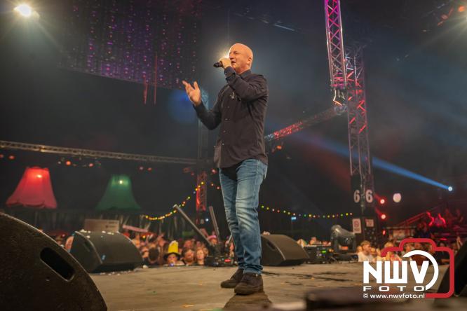 Een zee van muziek en gezelligheid tijdens het Mega Piraten Festijn in Oldebroek. - &copy; NWVFoto.nl