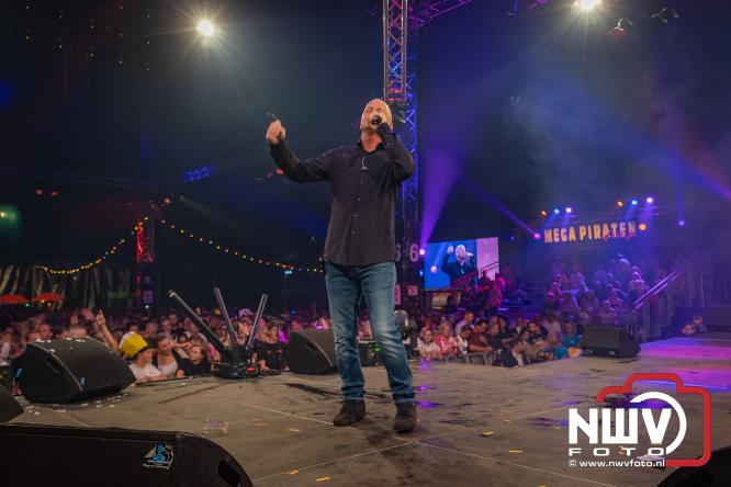 Een zee van muziek en gezelligheid tijdens het Mega Piraten Festijn in Oldebroek. - &copy; NWVFoto.nl