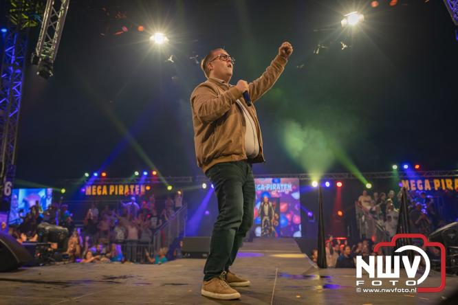 Een zee van muziek en gezelligheid tijdens het Mega Piraten Festijn in Oldebroek. - &copy; NWVFoto.nl