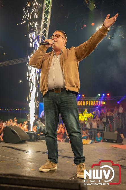 Een zee van muziek en gezelligheid tijdens het Mega Piraten Festijn in Oldebroek. - &copy; NWVFoto.nl