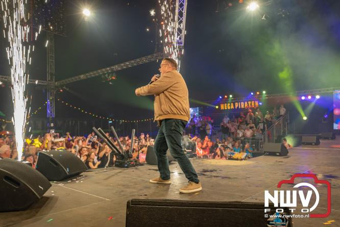 Een zee van muziek en gezelligheid tijdens het Mega Piraten Festijn in Oldebroek. - &copy; NWVFoto.nl