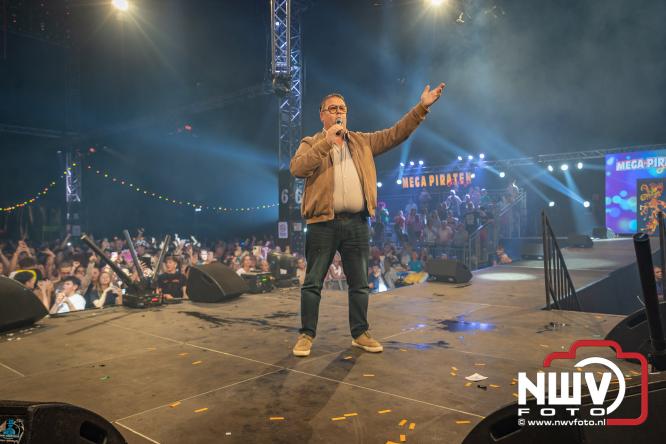 Een zee van muziek en gezelligheid tijdens het Mega Piraten Festijn in Oldebroek. - &copy; NWVFoto.nl