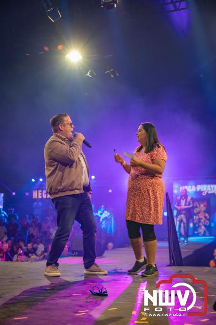 Een zee van muziek en gezelligheid tijdens het Mega Piraten Festijn in Oldebroek. - &copy; NWVFoto.nl