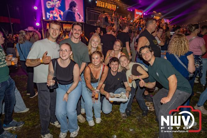 Een zee van muziek en gezelligheid tijdens het Mega Piraten Festijn in Oldebroek. - &copy; NWVFoto.nl
