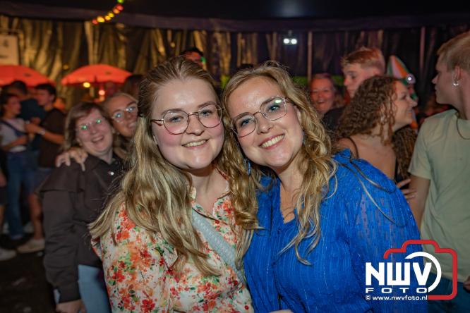 Een zee van muziek en gezelligheid tijdens het Mega Piraten Festijn in Oldebroek. - &copy; NWVFoto.nl
