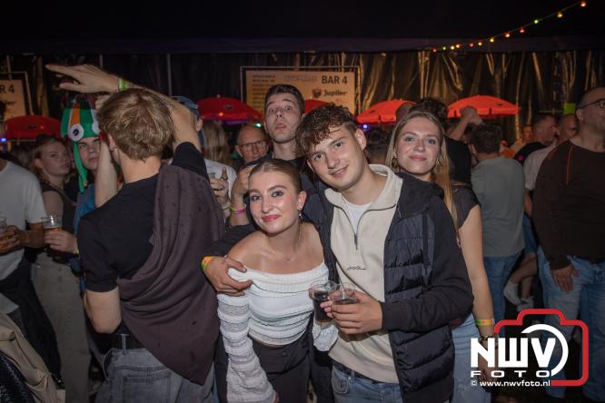 Een zee van muziek en gezelligheid tijdens het Mega Piraten Festijn in Oldebroek. - &copy; NWVFoto.nl