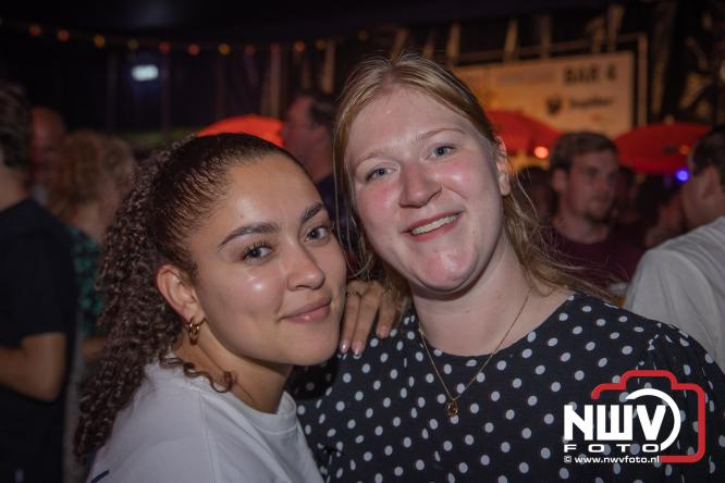 Een zee van muziek en gezelligheid tijdens het Mega Piraten Festijn in Oldebroek. - &copy; NWVFoto.nl