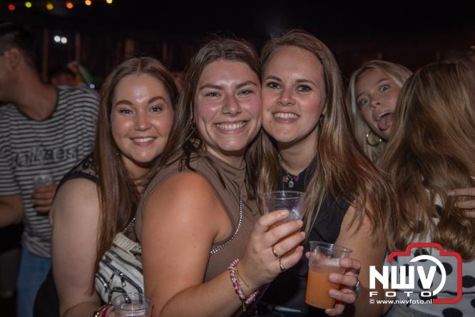 Een zee van muziek en gezelligheid tijdens het Mega Piraten Festijn in Oldebroek. - &copy; NWVFoto.nl