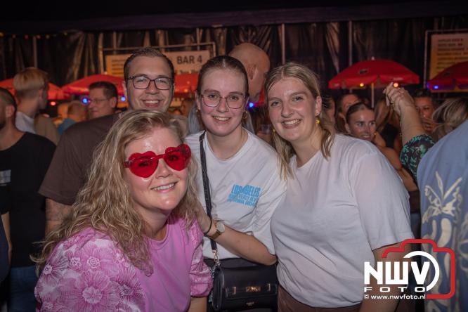 Een zee van muziek en gezelligheid tijdens het Mega Piraten Festijn in Oldebroek. - &copy; NWVFoto.nl