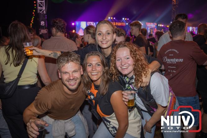 Een zee van muziek en gezelligheid tijdens het Mega Piraten Festijn in Oldebroek. - &copy; NWVFoto.nl