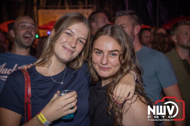 Een zee van muziek en gezelligheid tijdens het Mega Piraten Festijn in Oldebroek. - &copy; NWVFoto.nl