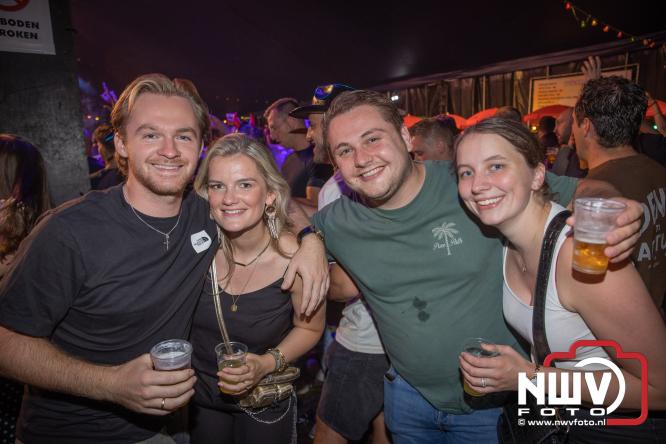Een zee van muziek en gezelligheid tijdens het Mega Piraten Festijn in Oldebroek. - &copy; NWVFoto.nl