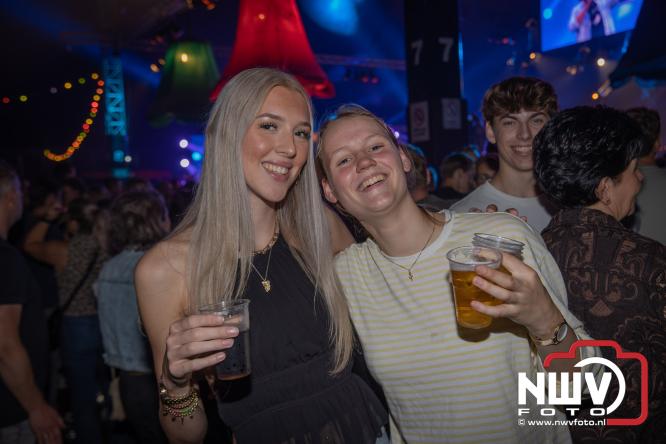 Een zee van muziek en gezelligheid tijdens het Mega Piraten Festijn in Oldebroek. - &copy; NWVFoto.nl
