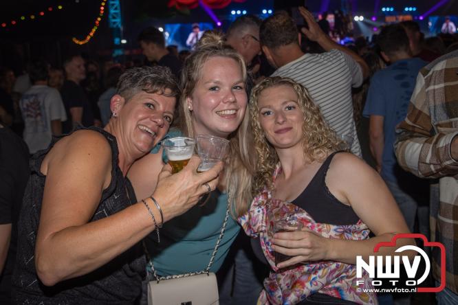 Een zee van muziek en gezelligheid tijdens het Mega Piraten Festijn in Oldebroek. - &copy; NWVFoto.nl