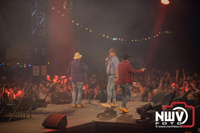 Een zee van muziek en gezelligheid tijdens het Mega Piraten Festijn in Oldebroek. - &copy; NWVFoto.nl