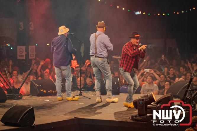 Een zee van muziek en gezelligheid tijdens het Mega Piraten Festijn in Oldebroek. - &copy; NWVFoto.nl