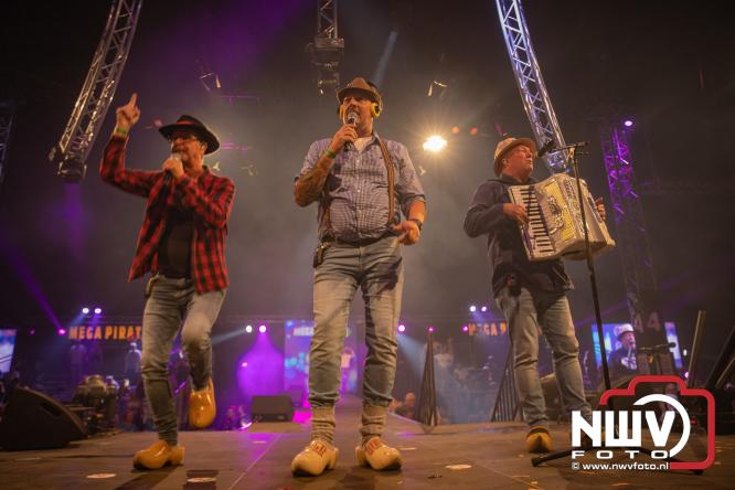 Een zee van muziek en gezelligheid tijdens het Mega Piraten Festijn in Oldebroek. - &copy; NWVFoto.nl