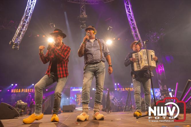 Een zee van muziek en gezelligheid tijdens het Mega Piraten Festijn in Oldebroek. - &copy; NWVFoto.nl
