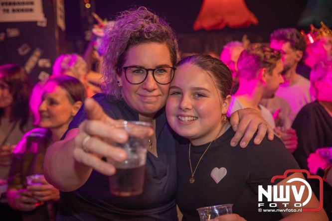 Een zee van muziek en gezelligheid tijdens het Mega Piraten Festijn in Oldebroek. - &copy; NWVFoto.nl