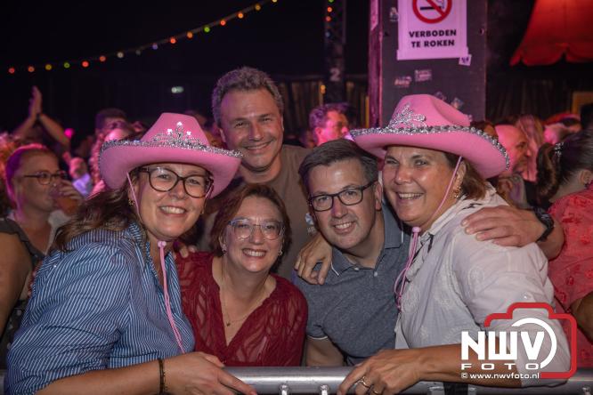 Een zee van muziek en gezelligheid tijdens het Mega Piraten Festijn in Oldebroek. - &copy; NWVFoto.nl